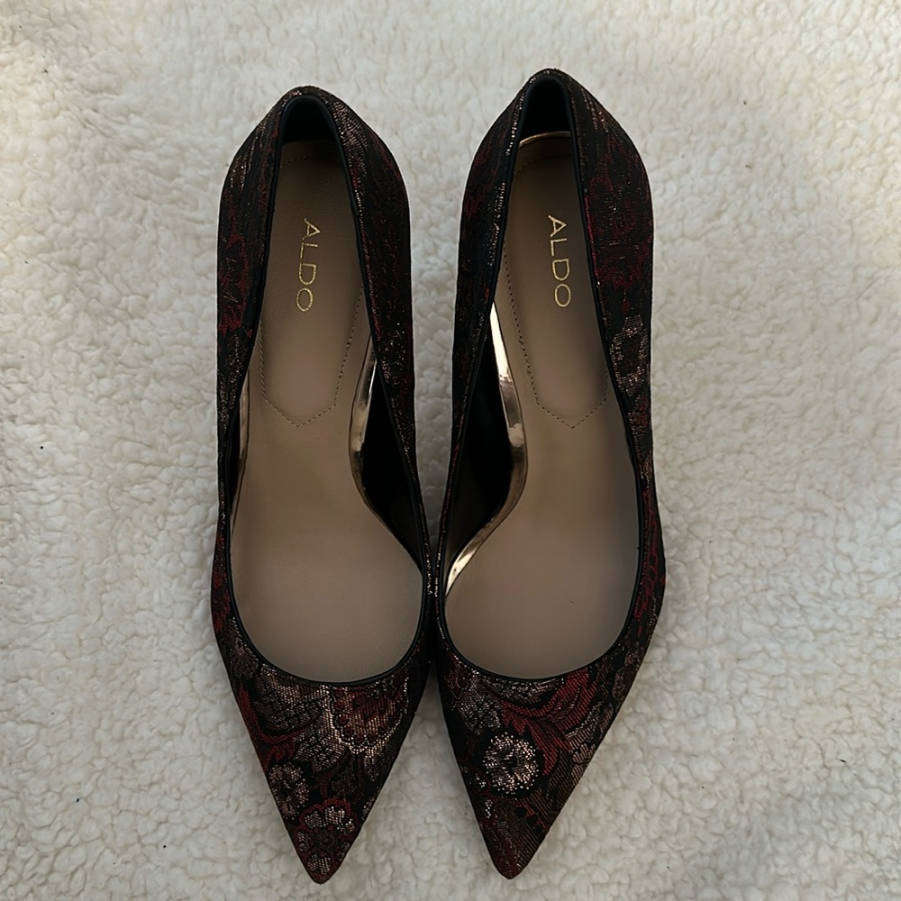 Multicolor fabric pumps